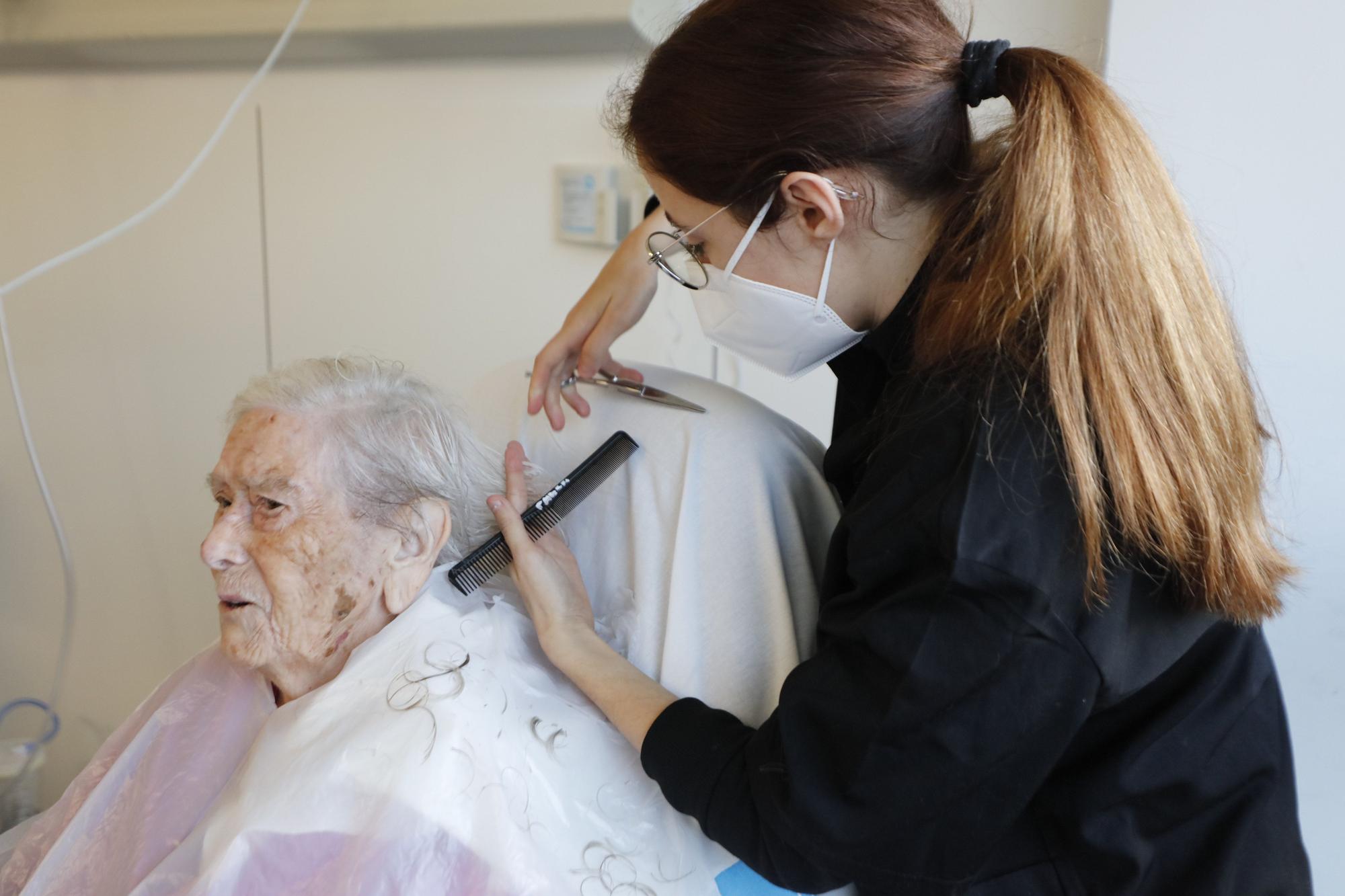 Las alumnas del IES Algarb cortan el pelo a pacientes ingresados en Can Misses