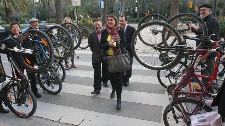 Miembros de la asociación Ruedas Redondas reciben a la consejera, acompañada de los delegados de Fomento y del Gobierno.