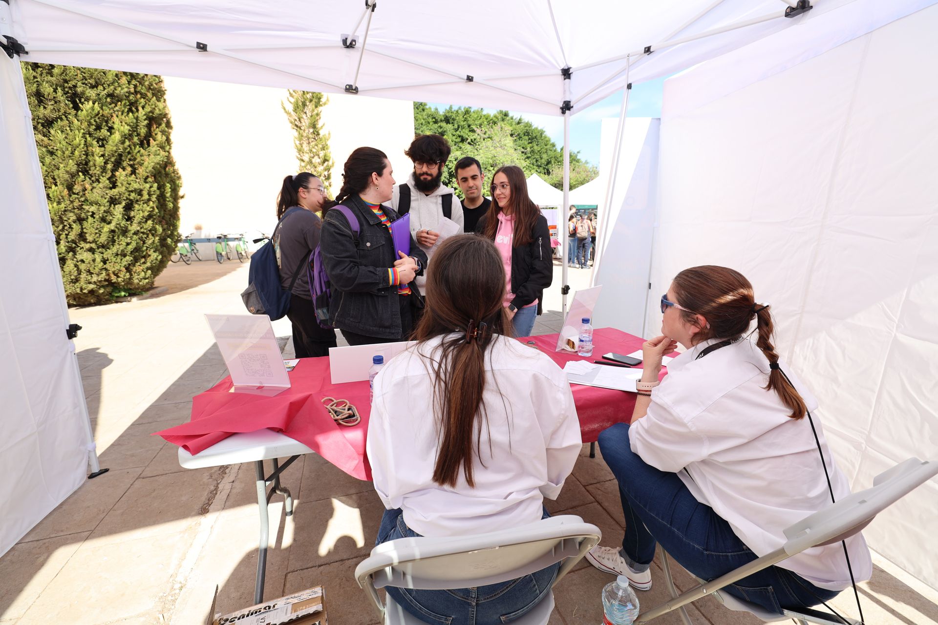 Más de mil universitarios aspiran a un empleo en la industria 5.0 de Castellón. Así ha sido la Feria de Empresas de la UJI.