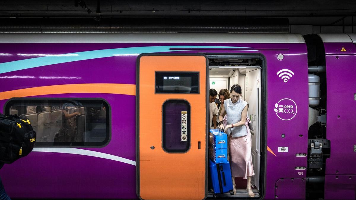 Pasajeros bajando de un Avlo.