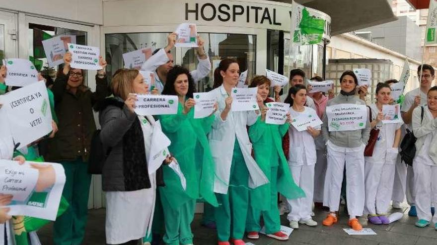 Protesta de las enfermeras por la carrera profesional.