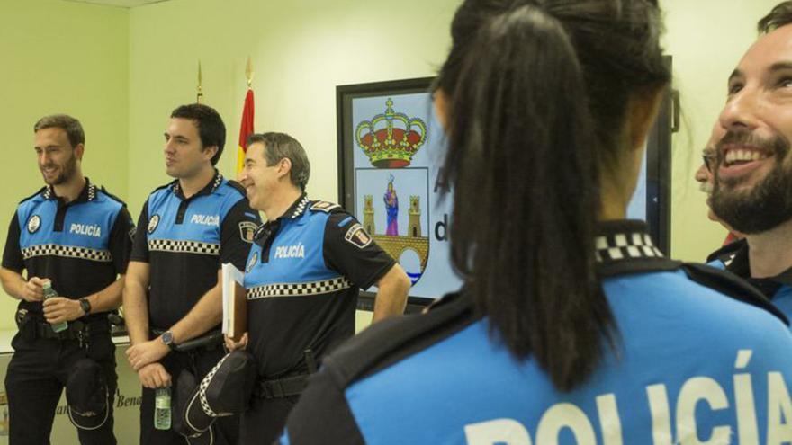 Policías locales en una presentación de agentes.