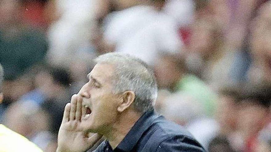 Paco Herrera, durante el partido, dando instrucciones.