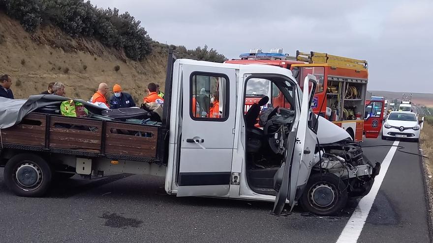 Uno de los vehículos implicados en el accidente en el que han intervenido los Bomberos de Toro