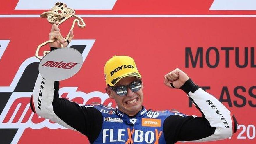 Fernández gana su primer GP después de que Balssarri tire a Márquez