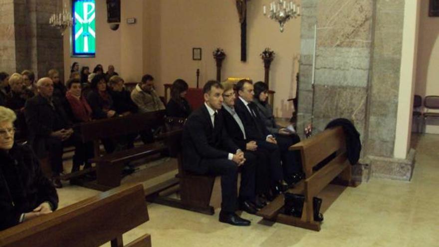 En el primer banco de la iglesia de Arriondas, los nietos del finado, Nacho y Gonzalo, y su hija Zulema, entre ambos.