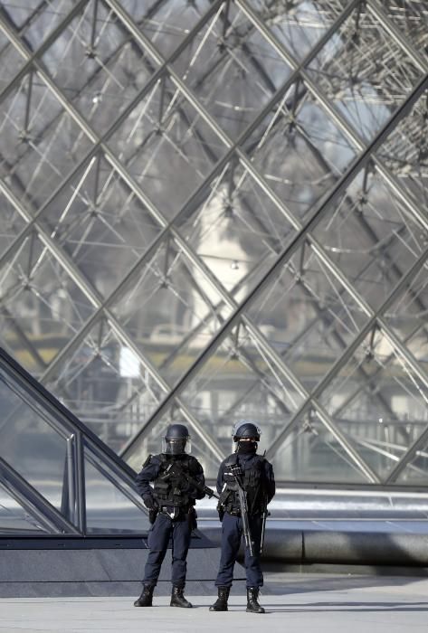 Atac a l'exterior del museu del Louvre