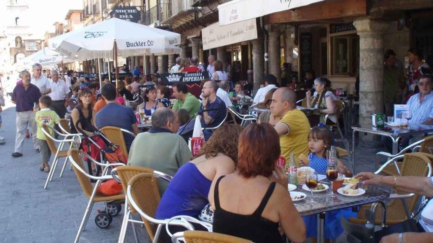 Terrazas llenas en los bares del entorno de la Plaza Mayor de la ciudad.