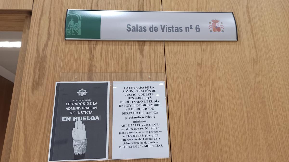 Cartel que pudo leerse en algunas salas de la Ciudad de la Justicia durante una huelga anterior.