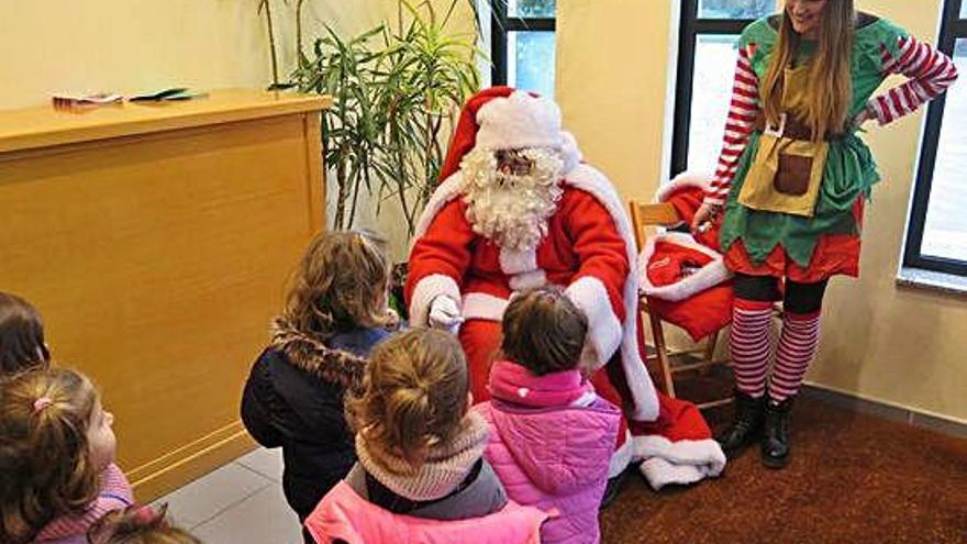 Visita de Papá Noel tras las representaciones teatrales.