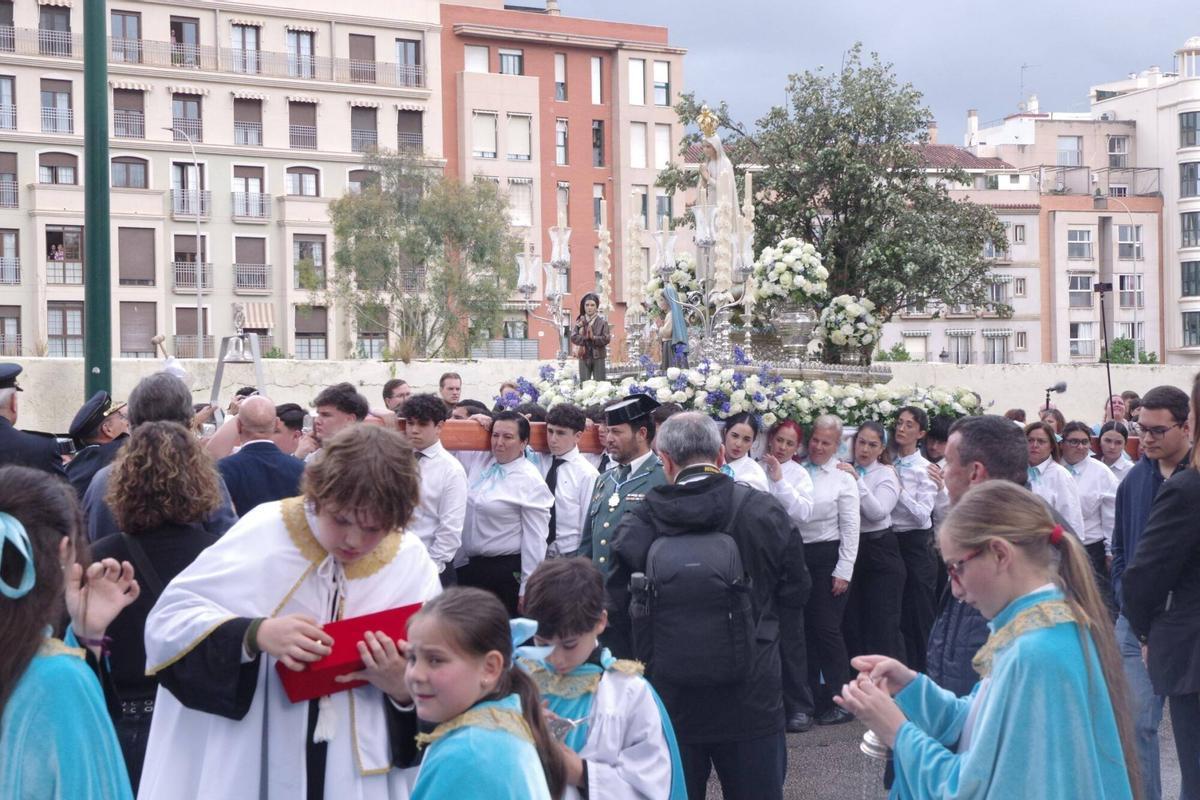 Procesión de la Virgen de Fátima por el barrio de La Trinidad, estrenando la ampliación del trono