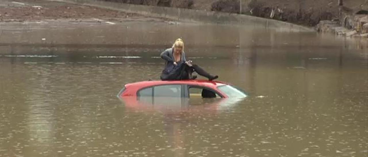 Se hunde en directo en el agua encima de su coche