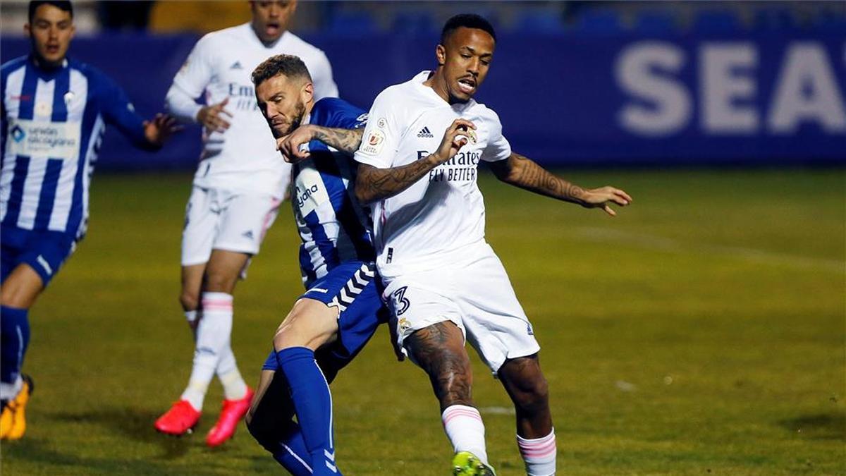 Militao pugna con un jugador del Alcoyano.