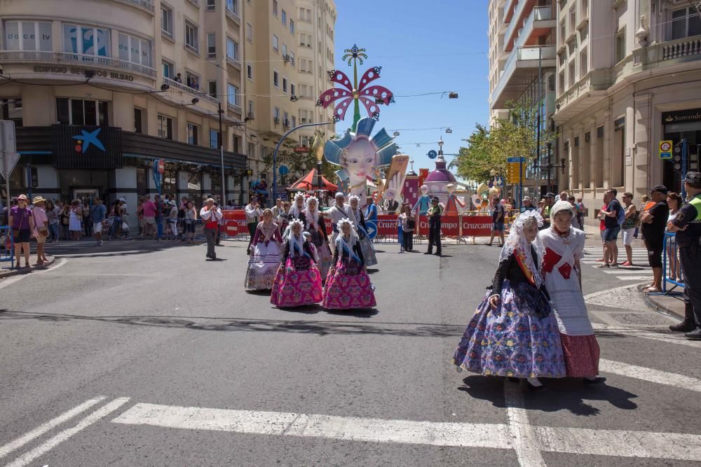 El Desfile de Entrega de Premios culmina con la entrega de más de 600 galardones a hogueras y barracas