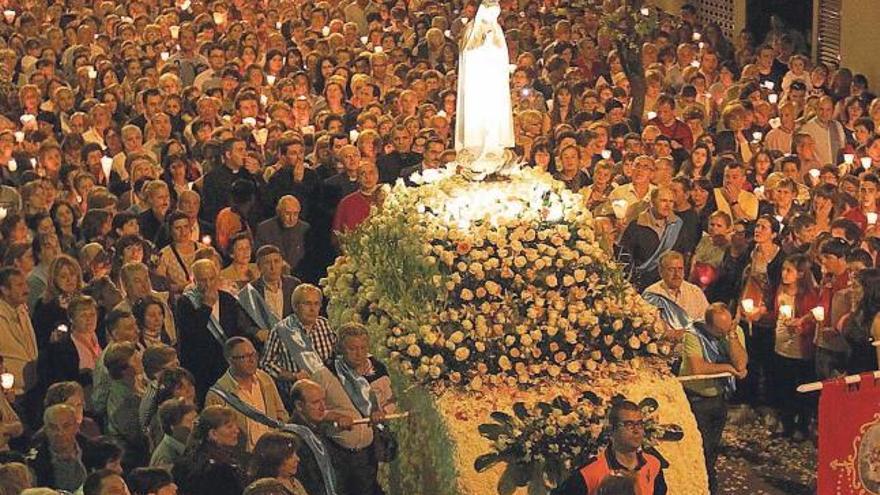 Miles de ourensanos iluminan con sus velas la tradicional procesión de la  Virgen de Fátima - Faro de Vigo