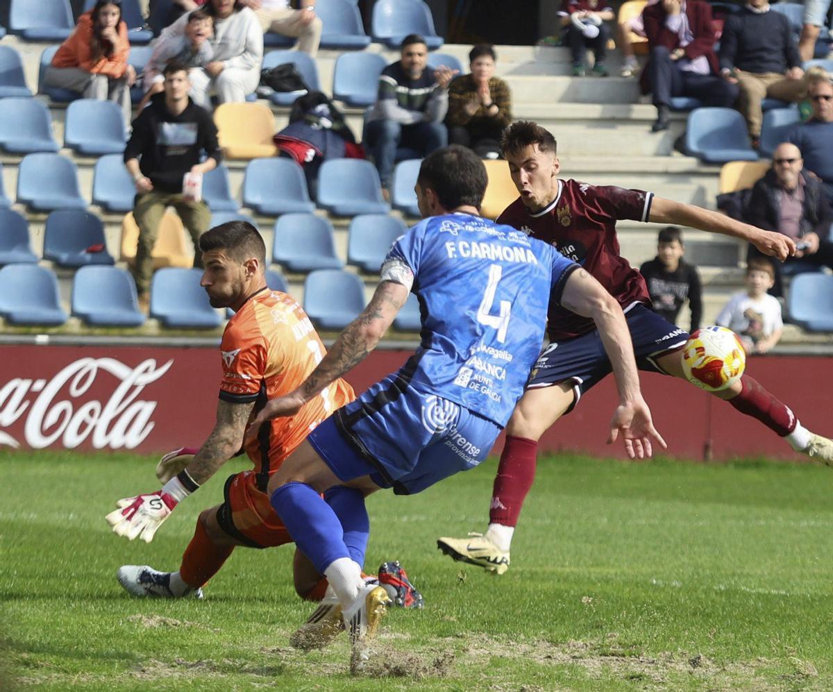 Víctor Eimil, durante el partido del sábado ante el Ourense CF. | GUSTAVO SANTOS