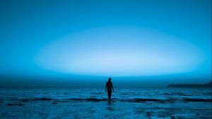 Un estudio muestra que las personas solitarias procesan el mundo de una forma diferente.