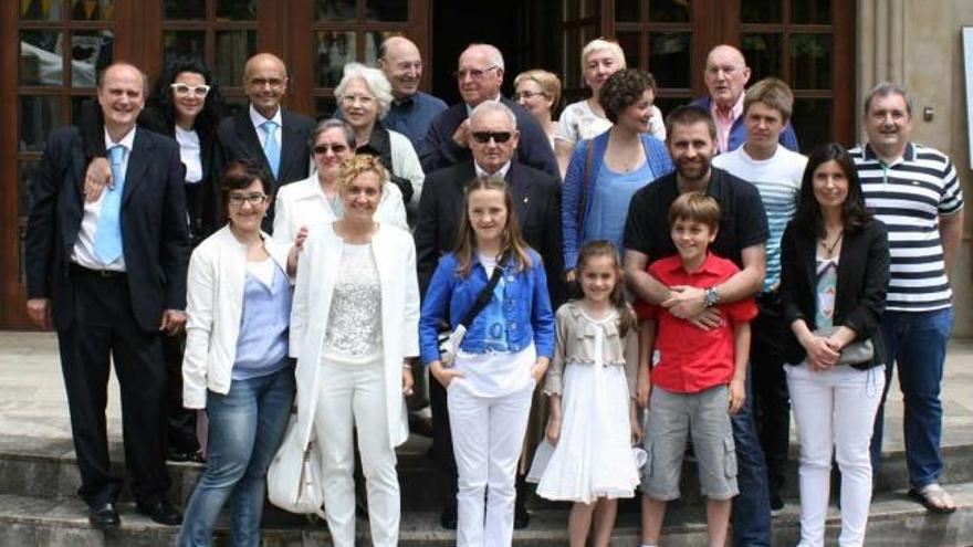 La familia Génova, con sus miembros asturianos y vascos, ayer, en Orio.