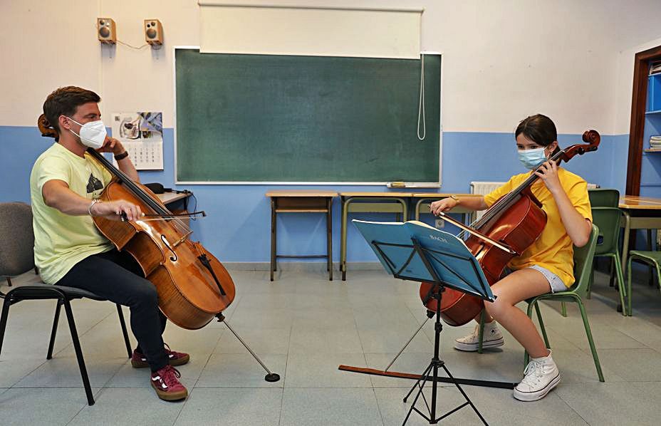 El violonchelista Gabriel Ureña con su alumna más joven, Andrea Méndez. | Juan Plaza