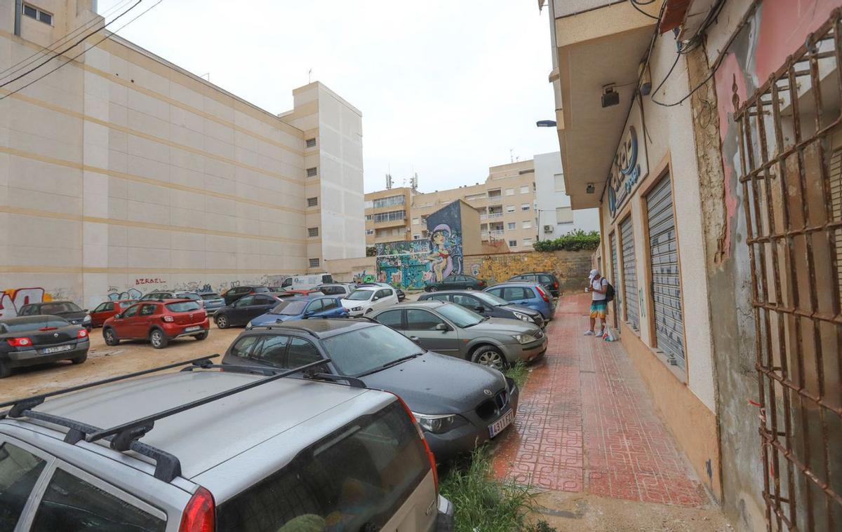 Aspecto actual de la plaza de Maldonado empleada como aparcamiento improvisado.  | TONY SEVILLA