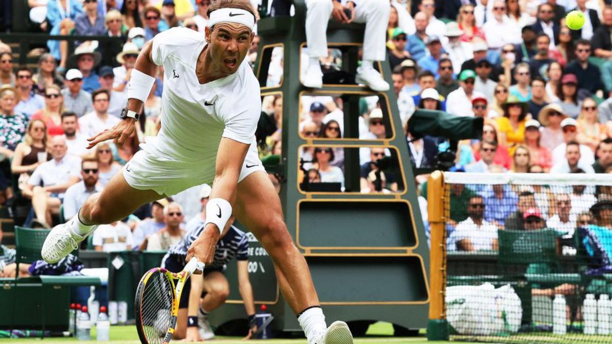 Rafael Nadal jugant a la pista central de Wimbledon. | REUTERS/KIERAN GALVIN