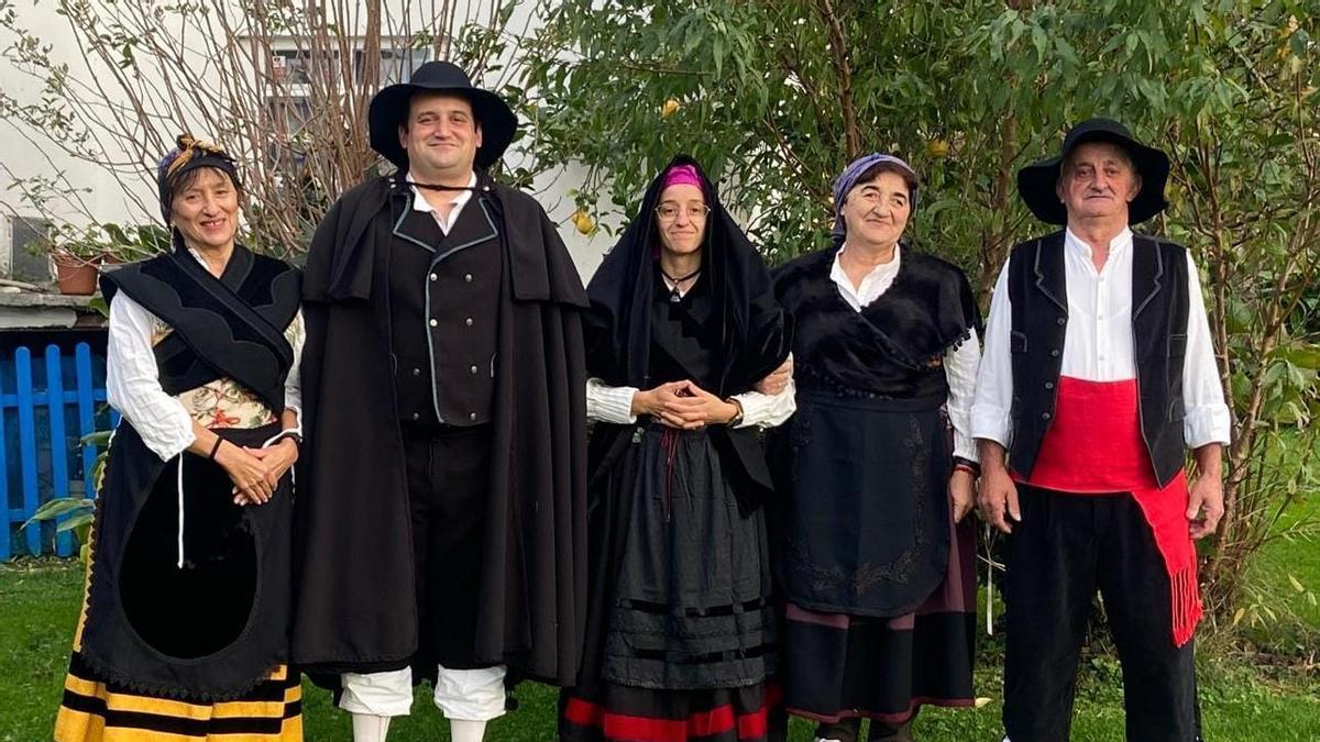 La madrina, Miriam García, Javier Castro, Andrea Rodríguez junto a su madre, Mª Carmen Menéndez y su padre y padrino Pepín Rodríguez durante la prueba de vestuario.