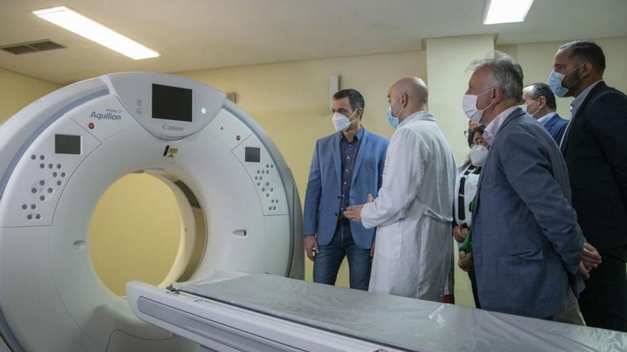 Pedro Sánchez durante su visita al Hospital Universitario de La Palma. |