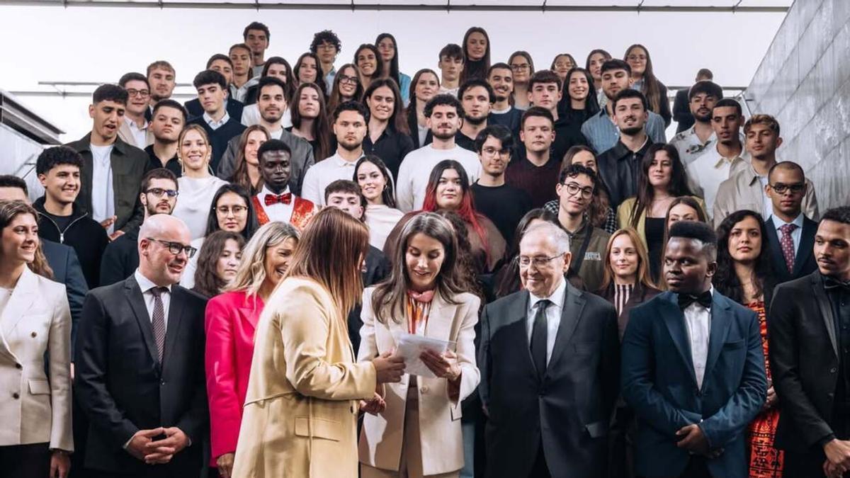 Una joven canaria regala su pintura a la reina Letizia