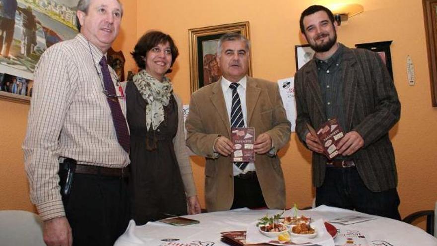 De izquierda a derecha, el gerente de Duetto, Palomares, Seva y Albero, con una de las tapas.