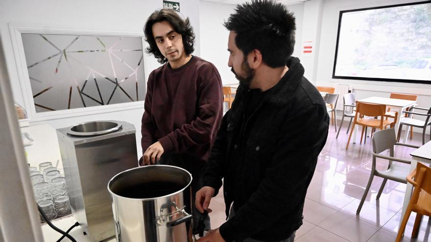 Dos trabajadores en Rexurdir Provincial de Pontevedra.