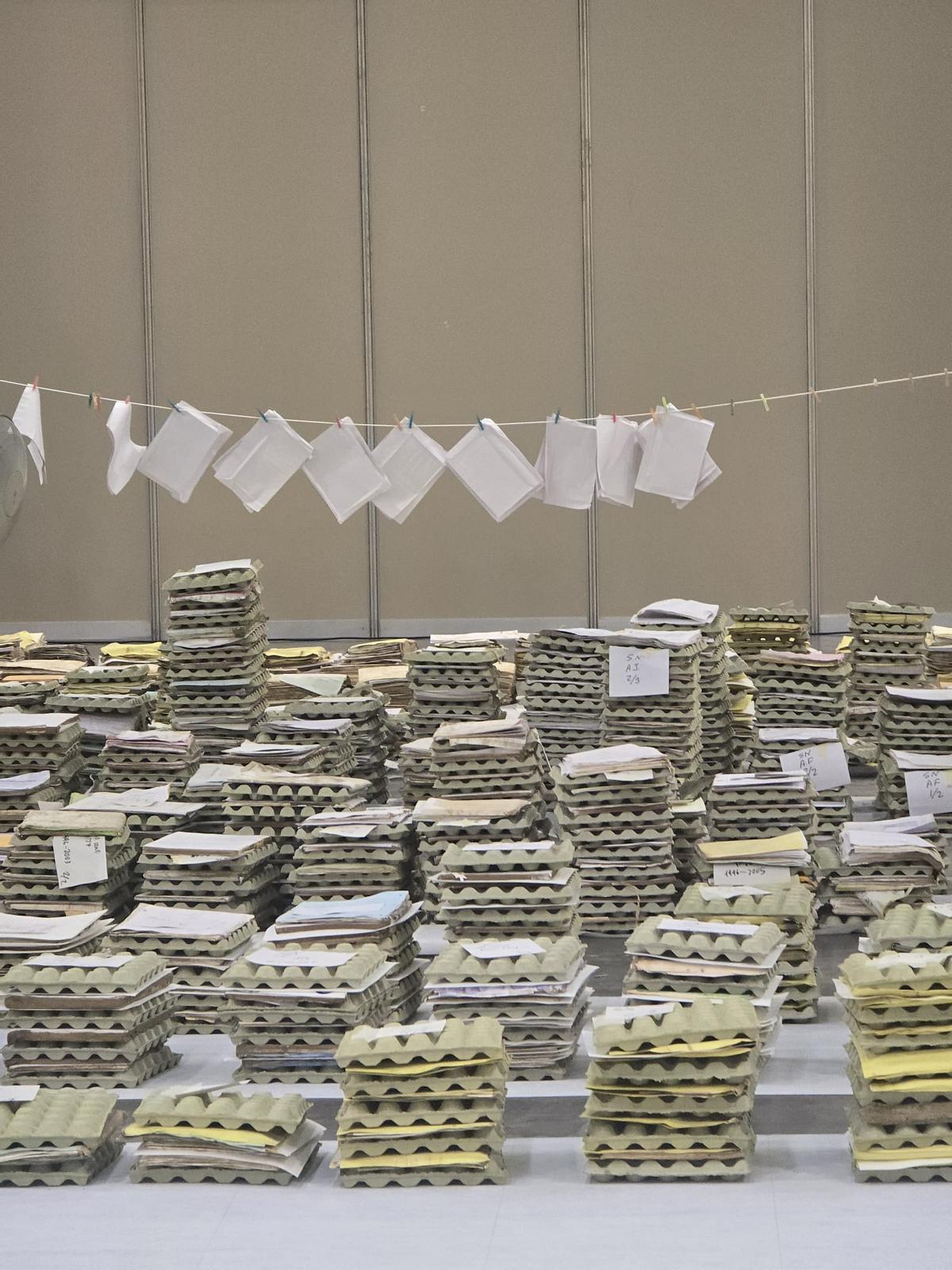 Secado con hueveras y pinzas en una de las naves.