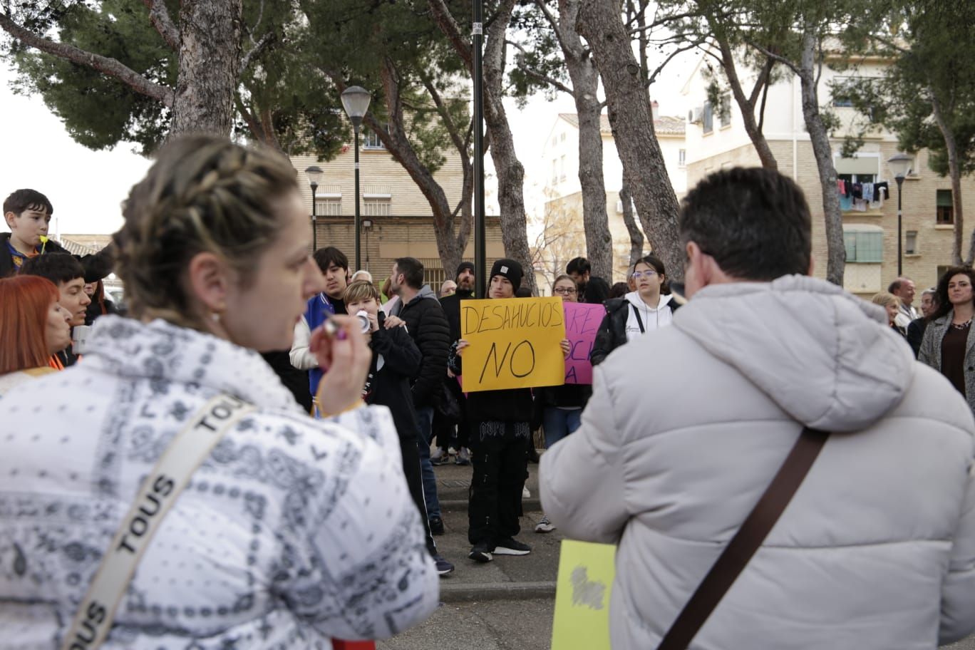 En imágenes | El barrio Oliver sale a la calle para frenar el desahucio de 20 vecinos