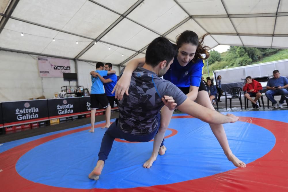 Demostración de lucha valtu en las fiestas de Llaranes