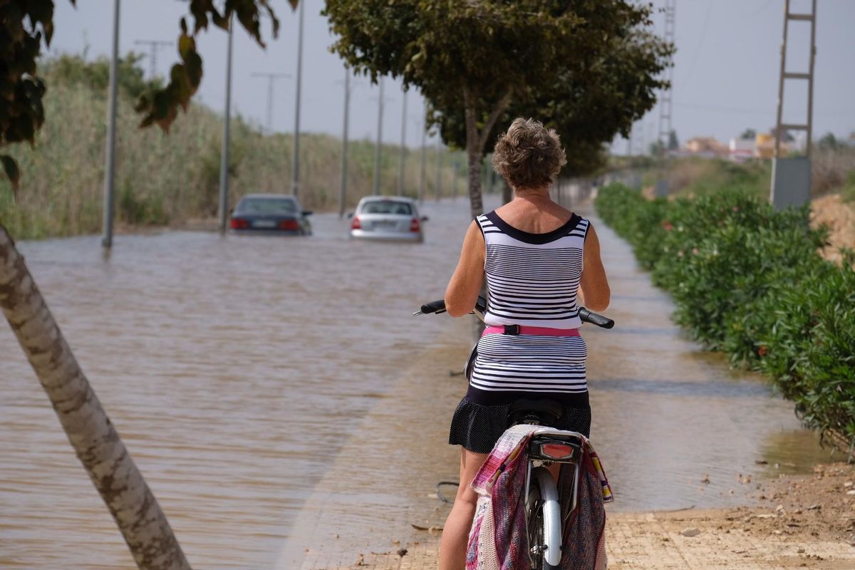 Vial de acceso a la zona de urbanizaciones de San Fulgencio desde la N-332 anegado por el agua en septiembre de 2019