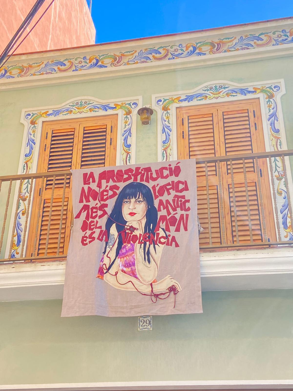 Obra colgada en el balcón.