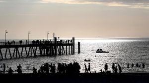 zentauroepp51427020 adelaide  australia   18 12 2019   beachgoers during hot wea191218184623