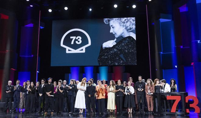 SAN SEBASTIÁN (PAÍS VASCO), 27/09/2025.- Foto de familia de los premiados en la gala de clausura del 73 Festival Internacional de Cine de San Sebastián, que se celebra hoy sábado en la capital donostiarra. EFE/ Javier Etxezarreta