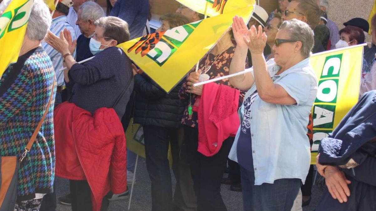 Aplausos al acabar la marcha frente al centro de salud de Mombuey. | A. S.