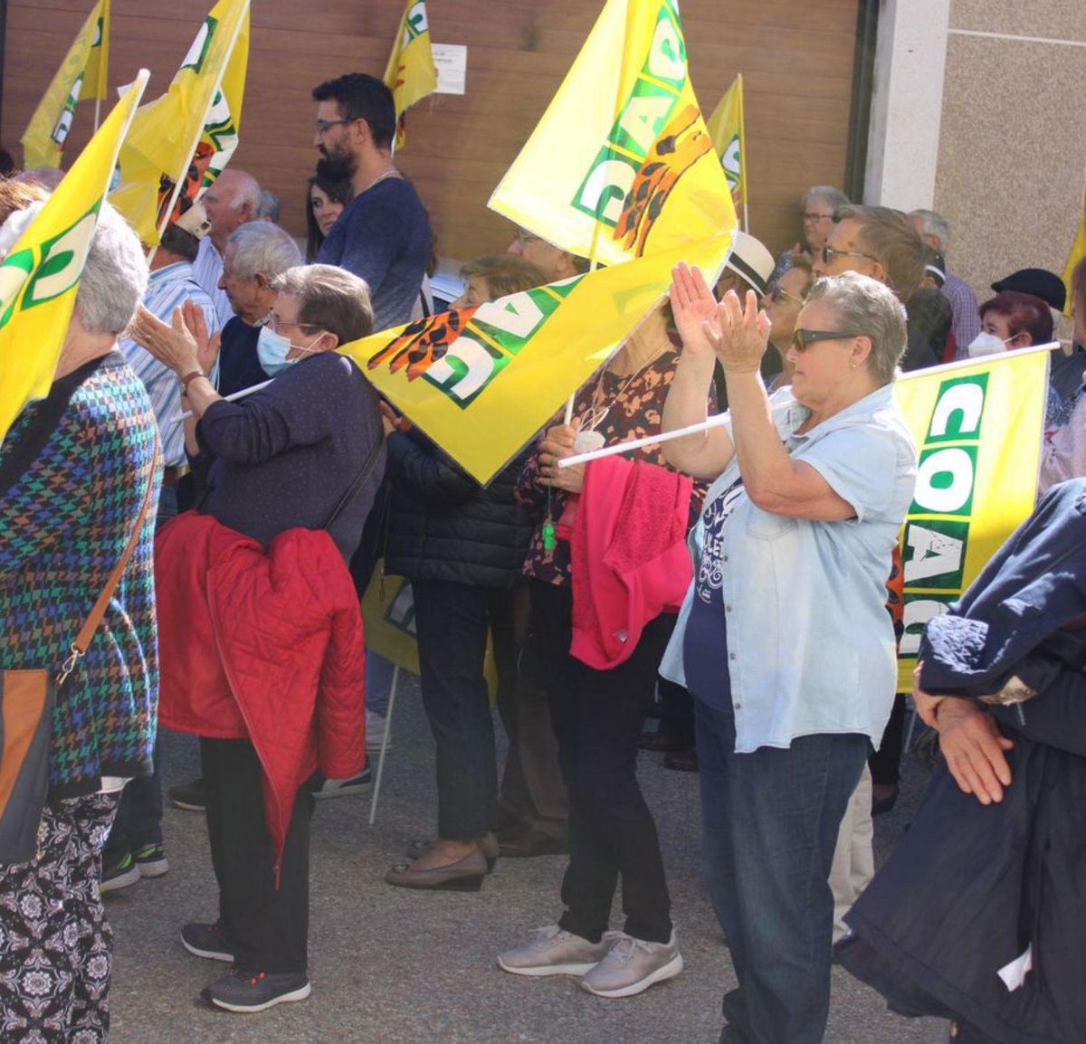 Aplausos al acabar la marcha frente al centro de salud de Mombuey. | A. S.