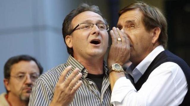 El «cantaor» escucha al «versaor» un Dia del Cant d'Estil.
