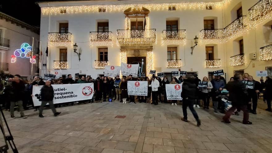 Asociaciones de 40 municipios de interior se manifiestan en València contra el &quot;fraude&quot; de las renovables