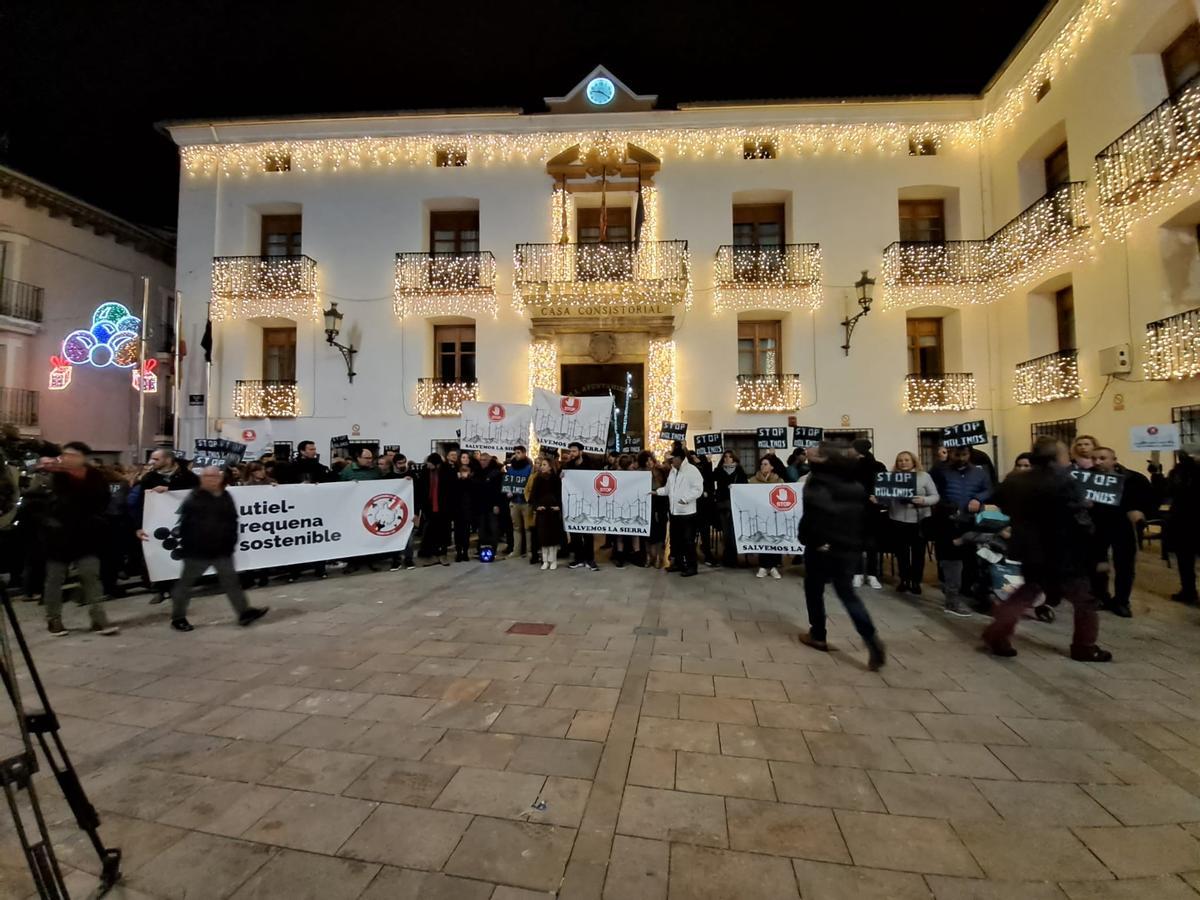 Centenares de personas se manifiestan en Utiel contra el plan eólico.