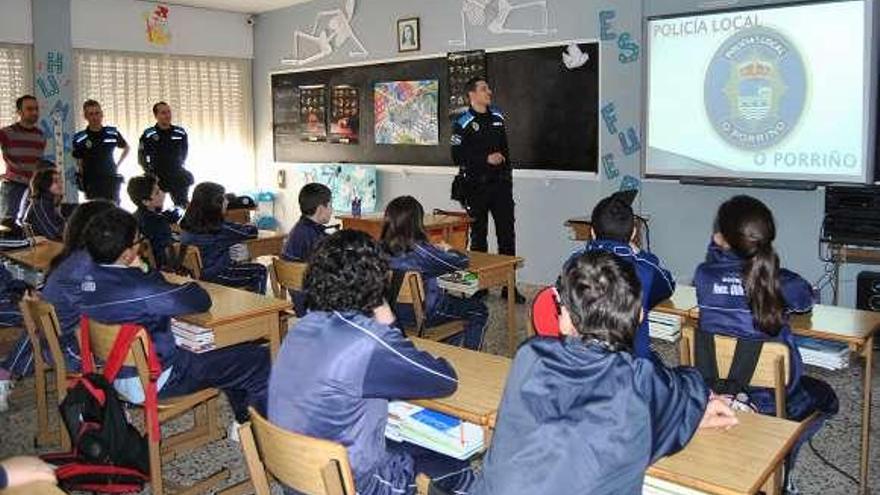 Los agentes con los alumnos del colegio Hermanos Quiroga.  // Faro