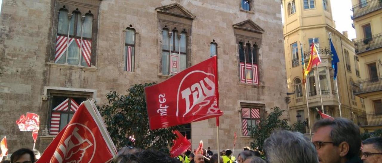 Concentración de trabajadores de FGV ante el Palau de la Generalitat.