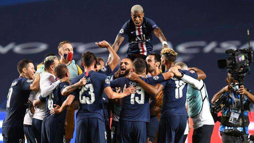 Los jugadores del PSG celebra uno de los tantos ante el Leipzig.