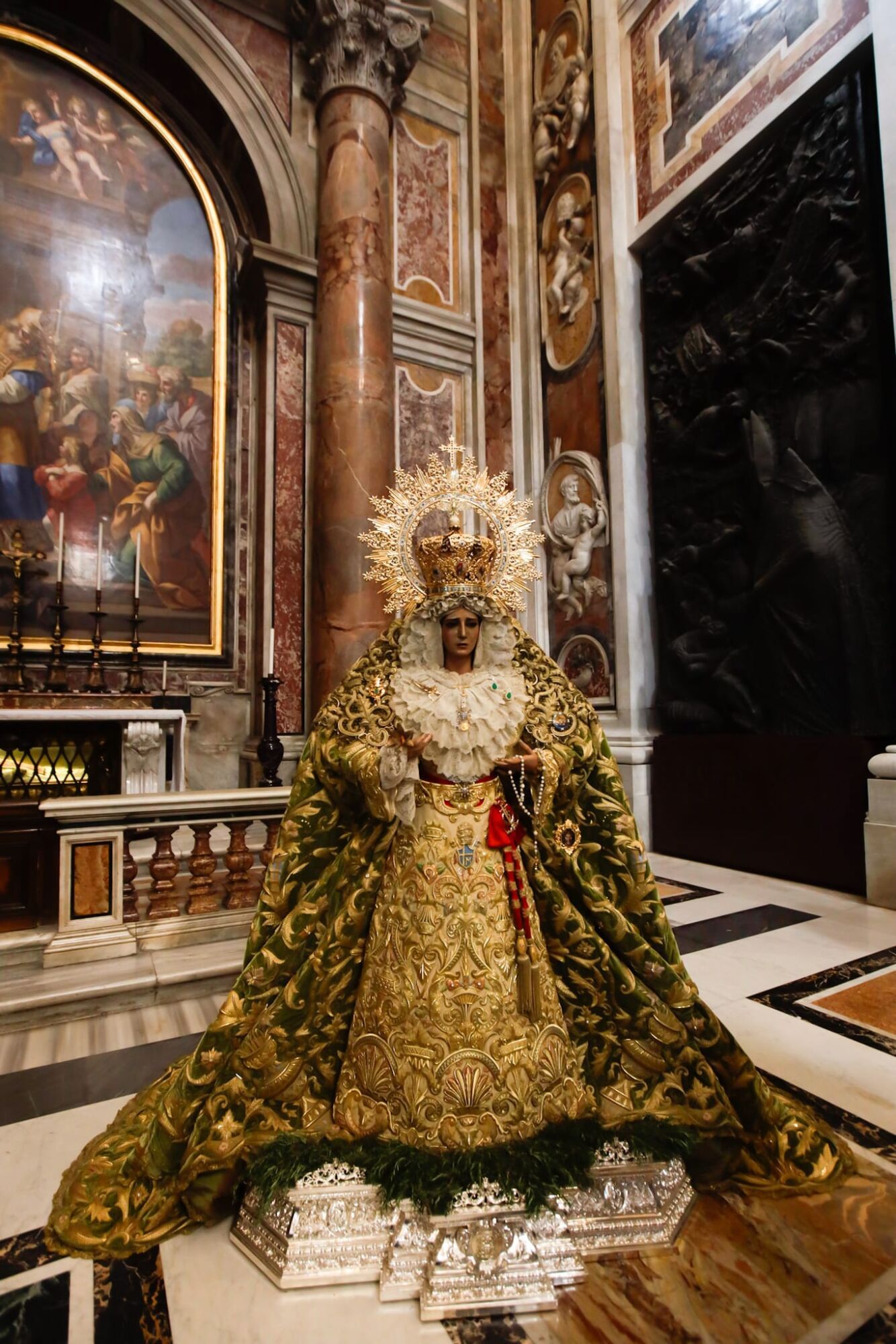 La Virgen de la Esperanza y el Cristo de la Expiración (El Cachorro), de Sevilla, están expuestos al culto en la Basílica de San Pedro