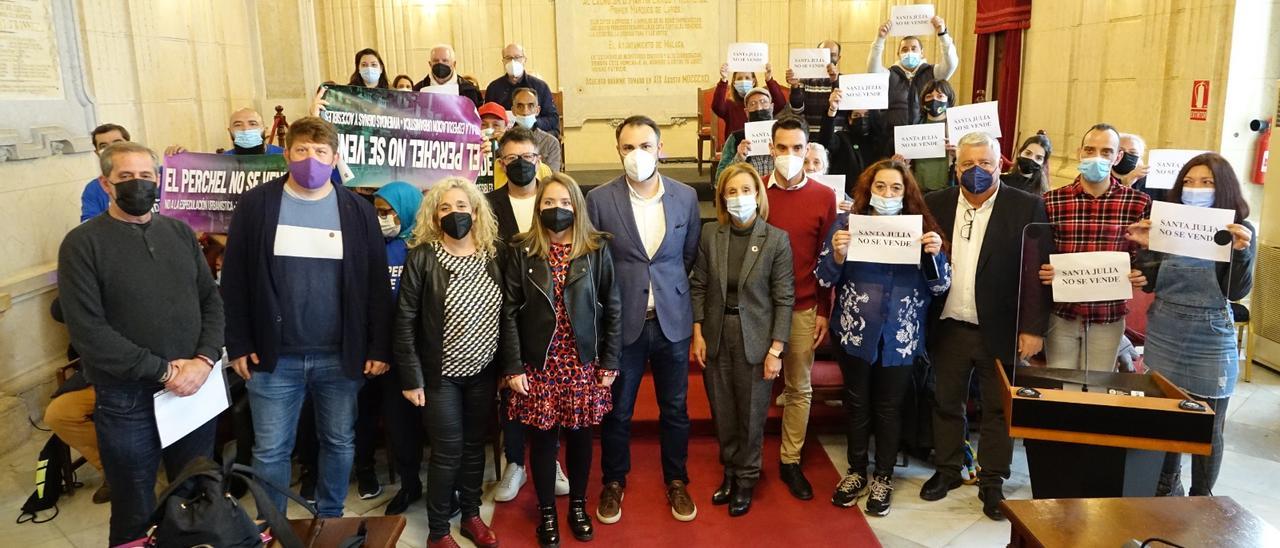 Los concejales de PSOE y Unidas Podemos junto a los vecinos de Santa Julia y El Perchel.