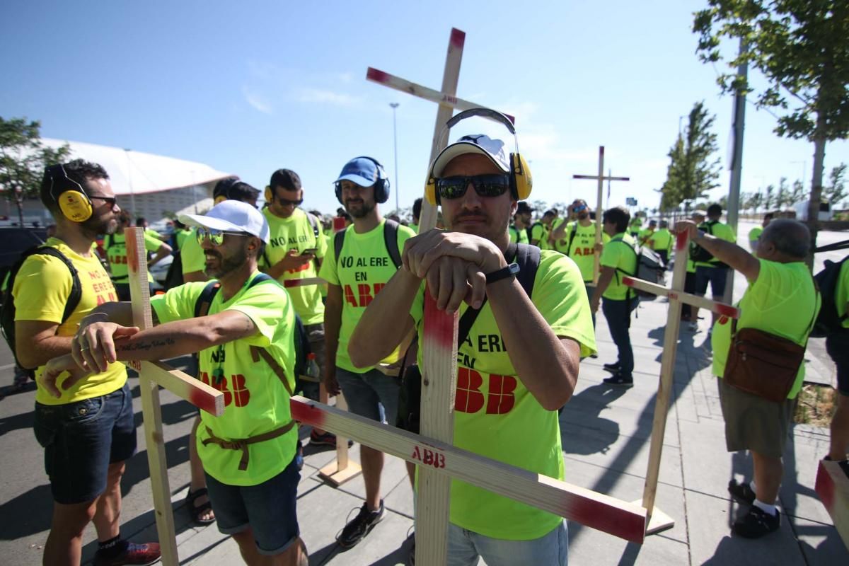 200 trabajadores de ABB Córdoba se manifiestan en la sede de Madrid