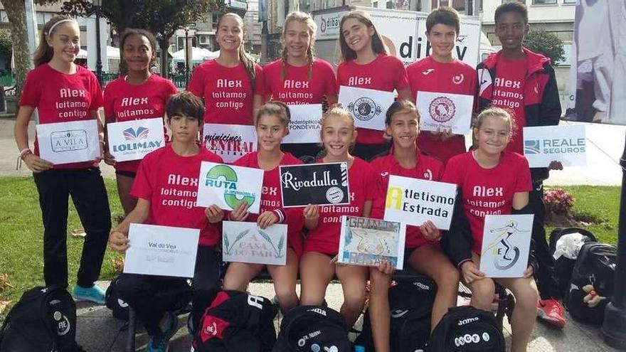 Equipo del Atletismo A Estrada que tomó la salida en la Milla San Miguel de Marín.