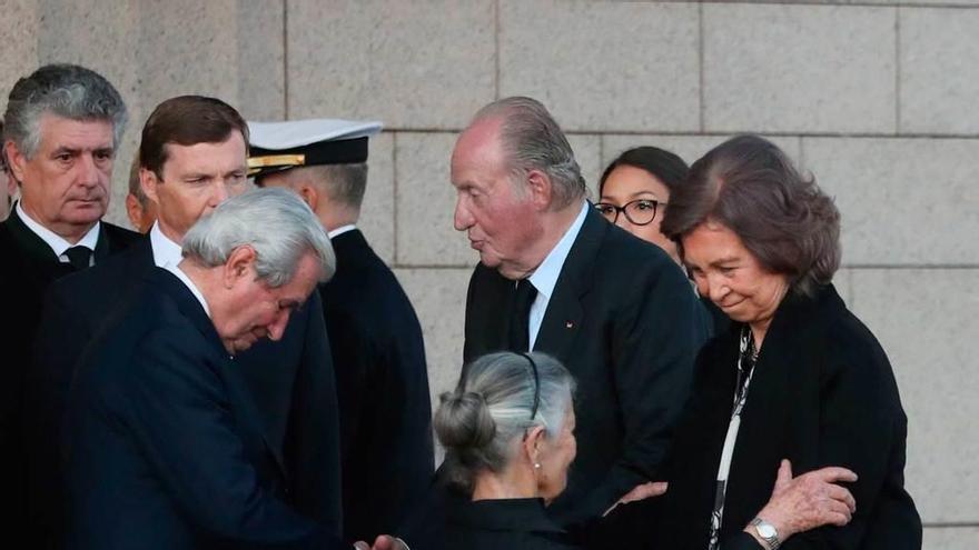 La Reina Sofía saluda a Teresa María de Borbón-Dos Sicilias, hija de la fallecida, junto al Rey Juan Carlos e Íñigo Moreno de Arteaga.